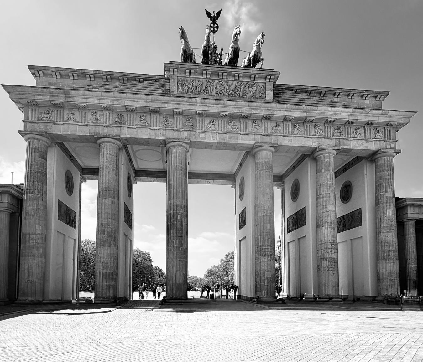 The Brandenburg Gate seen straight on, its colonnade opening onto the avenue beyond.